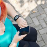 Plus size kobieta sprawdza aplikację zdrowotną