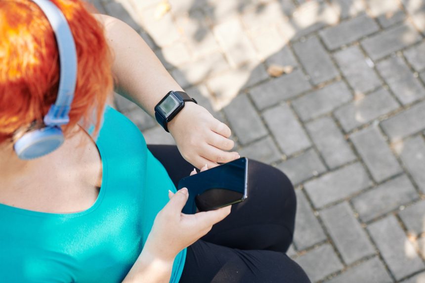 Plus size kobieta sprawdza aplikację zdrowotną