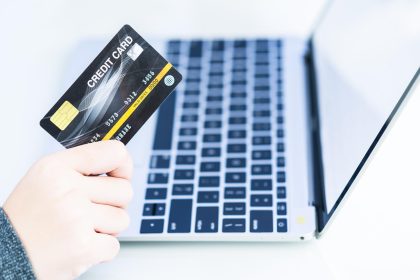 Zbliżenie osoby używającej telefonu komórkowego