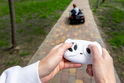 Środkowa część osoby trzymającej aparat