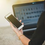Środkowa część mężczyzny używającego telefonu komórkowego