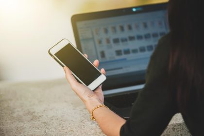 Środkowa część mężczyzny używającego telefonu komórkowego