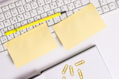 Zbliżenie klawiatury komputerowej na stole