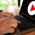 Przycięte ręce za pomocą laptopa na biurku