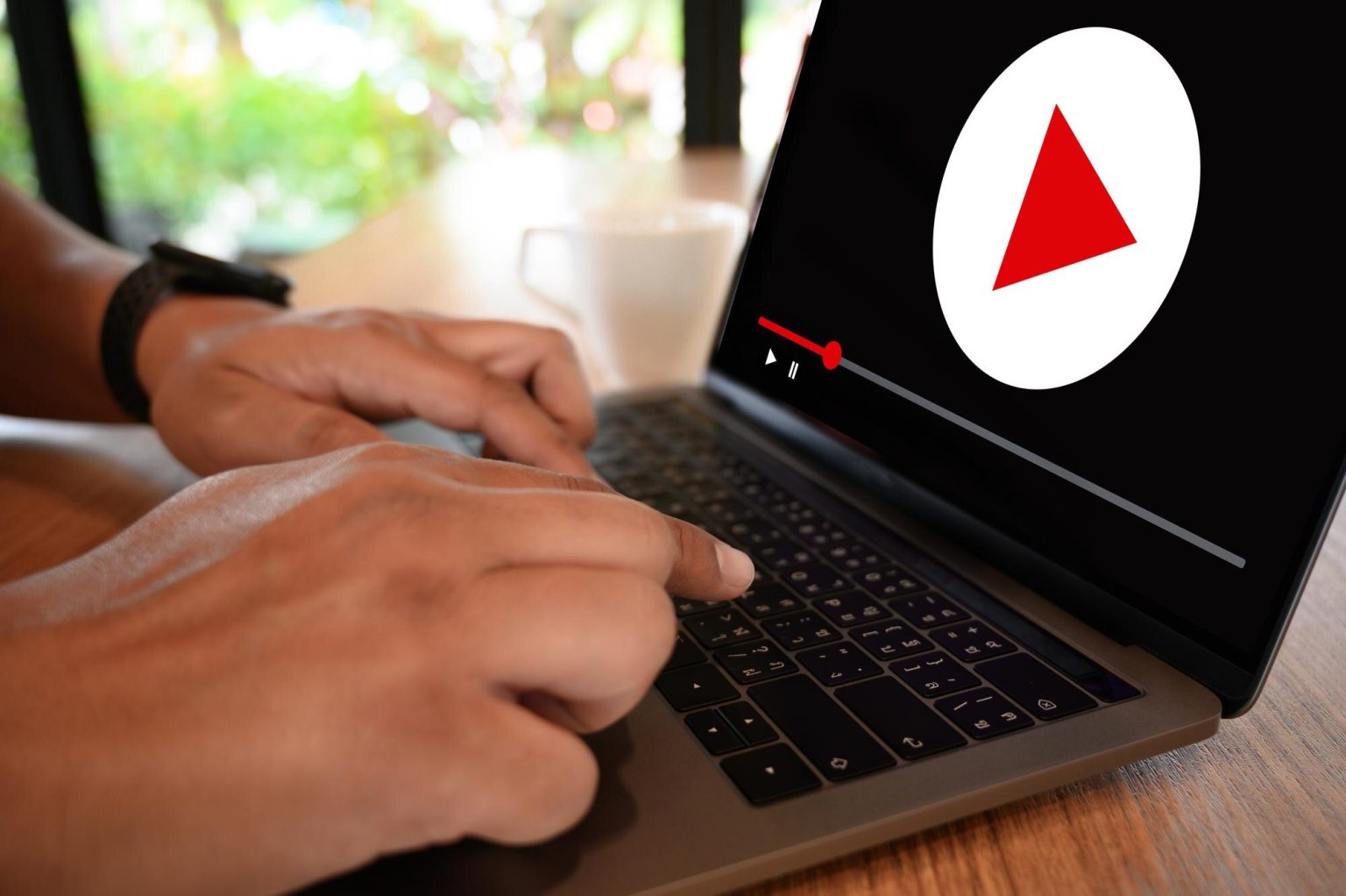 Przycięte ręce za pomocą laptopa na biurku