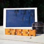 Zbliżenie drewnianego tekstu eyeem za pomocą obiektywu kamery na stole