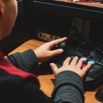 Widok z tyłu kobiety używającej telefonu komórkowego