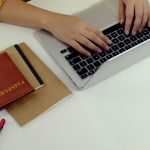 Wysoki kąt widoku kobiety używającej laptopa na stole