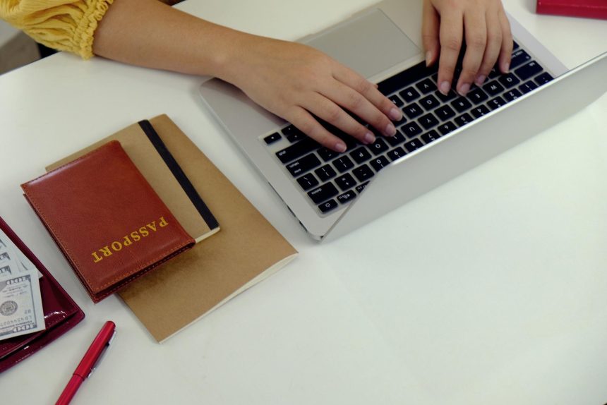 Wysoki kąt widoku kobiety używającej laptopa na stole