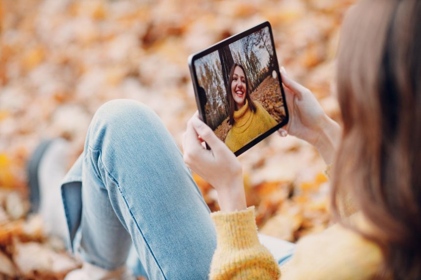 Środkowa sekcja kobiety fotografującej telefonem komórkowym