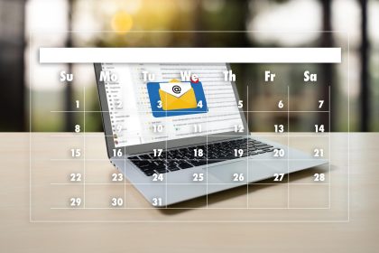 Cyfrowy kompozytowy obraz znaku informacyjnego na laptopie i kalendarzu na biurku przy ścianie