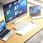 Nowoczesny monitor komputerowy z koncepcją ikon sieci społecznościowych Koncepcja marketingu i promocji Renderowanie 3D