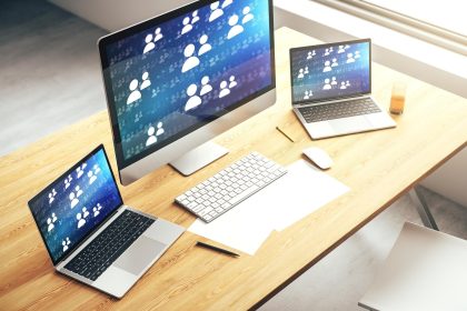 Nowoczesny monitor komputerowy z koncepcją ikon sieci społecznościowych Koncepcja marketingu i promocji Renderowanie 3D