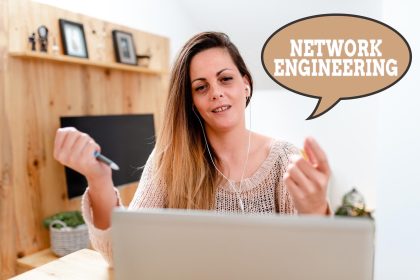 Portret młodej kobiety używającej telefonu komórkowego