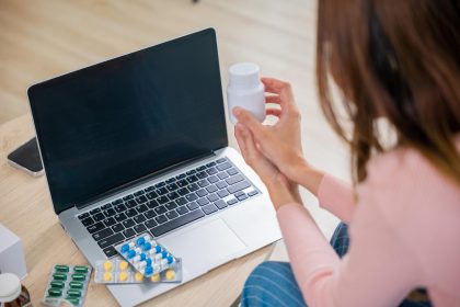 Telemedycyna Pacjentka azjatycka chora używająca laptopa do wideokonferencji do konsultacji z lekarzem pytając o chorobę i leki technologia telehealth opieka zdrowotna i online do szpitala