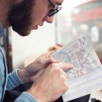 Zbliżenie mężczyzny wskazującego na mapę trasy
