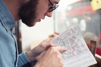 Zbliżenie mężczyzny wskazującego na mapę trasy
