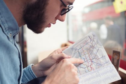 Zbliżenie mężczyzny wskazującego na mapę trasy