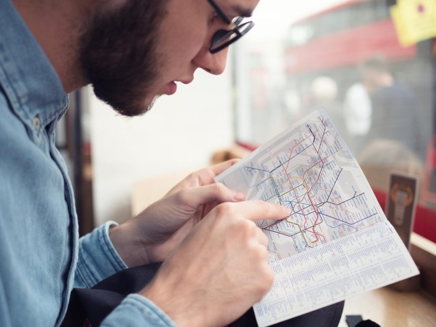 Zbliżenie mężczyzny wskazującego na mapę trasy