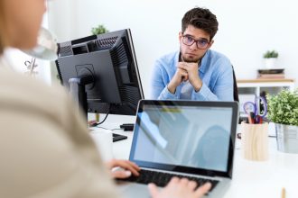 Dwóch przedsiębiorców pracujących we współczesnym biurze.