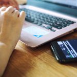 Zbliżenie rąk przy użyciu laptopa przy biurku