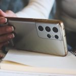 Zbliżenie kobiety używającej telefonu komórkowego