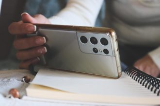 Zbliżenie kobiety używającej telefonu komórkowego