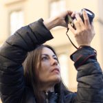 Portret fotografa kobieta niefokusowane tło w Florencji Włochy obiektyw 50mm