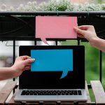 Niski kąt widoku ręki za pomocą telefonu komórkowego