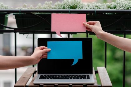 Niski kąt widoku ręki za pomocą telefonu komórkowego