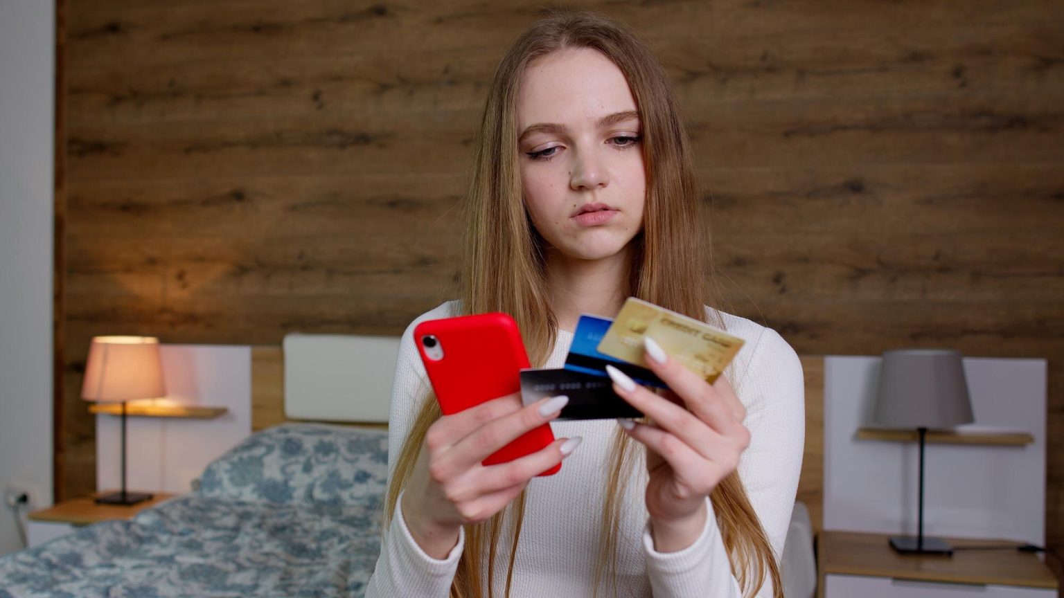 Młoda kobieta używająca telefonu komórkowego