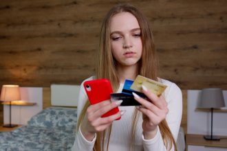 Młoda kobieta używająca telefonu komórkowego