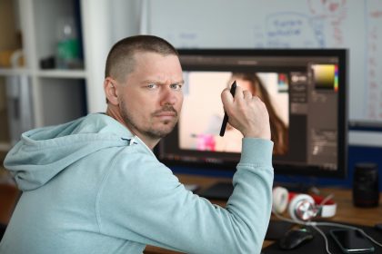 Zestaw słuchawkowy na drewnianym stole