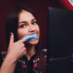 Portret młodej kobiety odwiedzającej gabinet dentystyczny w celu wybielenia zębów za pomocą fotopolimeru