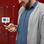 Student korzystający z mediów społecznościowych na swoim smartfonie