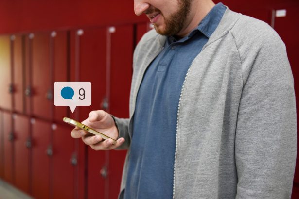 Student korzystający z mediów społecznościowych na swoim smartfonie