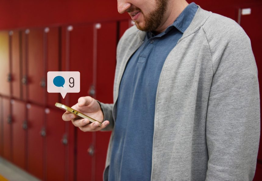 Student korzystający z mediów społecznościowych na swoim smartfonie