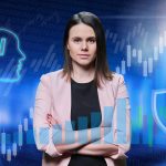Pewna siebie młoda kobieta biznesowa patrząca w kamerę z skrzyżowanymi ramionami użycie sztucznej inteligencji w wykresach wzrostu biznesu tło technologii cyfrowych