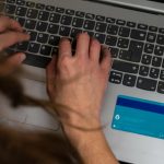 Ręce kobiety używające komputera i karty bankowej jest internetowa technologia finansowa przestrzeń kopiowania