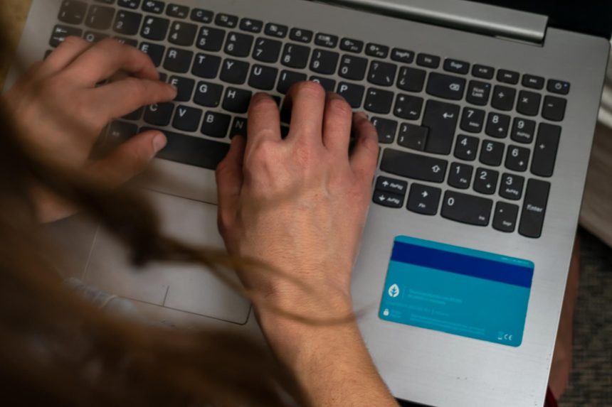 Ręce kobiety używające komputera i karty bankowej jest internetowa technologia finansowa przestrzeń kopiowania
