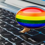 Balon mowy z LGBT rainbow flagą na klawiaturze laptopa 3D rendering izolowany na białym tle