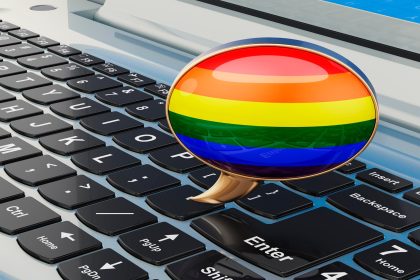 Balon mowy z LGBT rainbow flagą na klawiaturze laptopa 3D rendering izolowany na białym tle