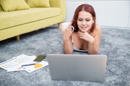 Szczęśliwa freelancerka pracująca w domu na laptopie