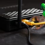 Przerwanie i przecięcie zielonych kawałków połączenia sieciowego żółtego przewodu połączenia internetowego.