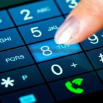 Zbliżenie obrazu 4K Ultra HD przedstawiającego wykonywanie połączenia telefonicznego na smartfonie