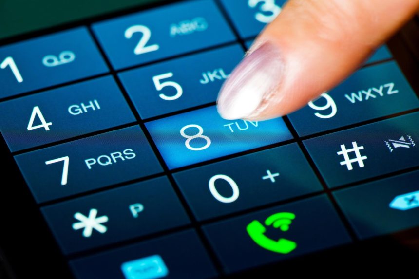 Zbliżenie obrazu 4K Ultra HD przedstawiającego wykonywanie połączenia telefonicznego na smartfonie