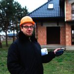 pracownik inżynier budowy Portret młodego pracownika w kasku