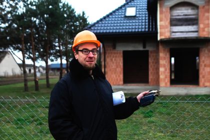 pracownik inżynier budowy Portret młodego pracownika w kasku
