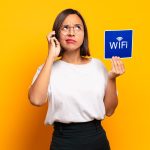 Młoda ładna kobieta. koncepcja wifi