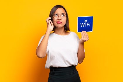 Młoda ładna kobieta. koncepcja wifi